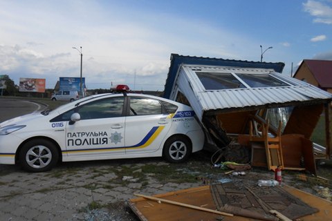 На въезде в Сарны микроавтобус въехал в пост полиции