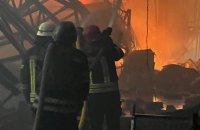 Пострадавших нет, но ущерб сумасшедший: ГСЧС показала последствия обстрелов продуктовых складов под Броварами