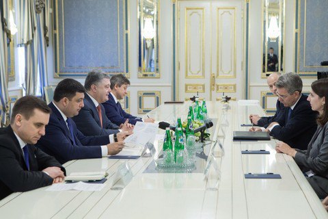 Порошенко после кредитного договора со США ждет соглашения с МВФ