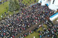 В Минске тысячи людей пришли проститься с убитым Романом Бондаренко