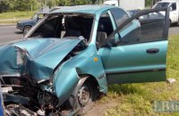 В Киеве Daewoo врезался в опору рекламного щита