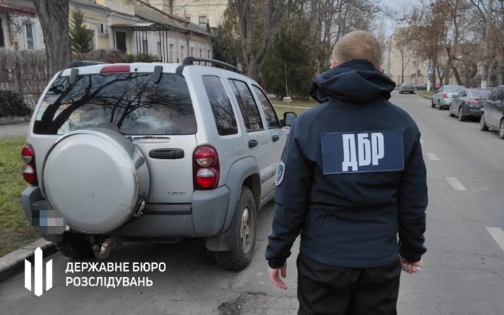 ​На Миколаївщині військовослужбовець хотів продати автомобілі, надані волонтерами  