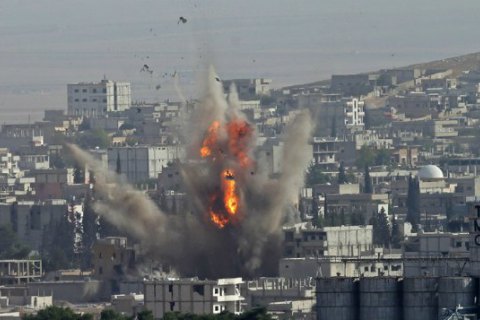 Российская и сирийская авиация всю ночь бомбили Алеппо и Идлиб, - правозащитники