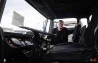 Порошенко знайшов за кордоном ще одну велику партію техніки для ЗСУ – готують контракти