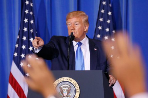 Інформатор у справі про імпічмент Трампа готовий дати письмові свідчення