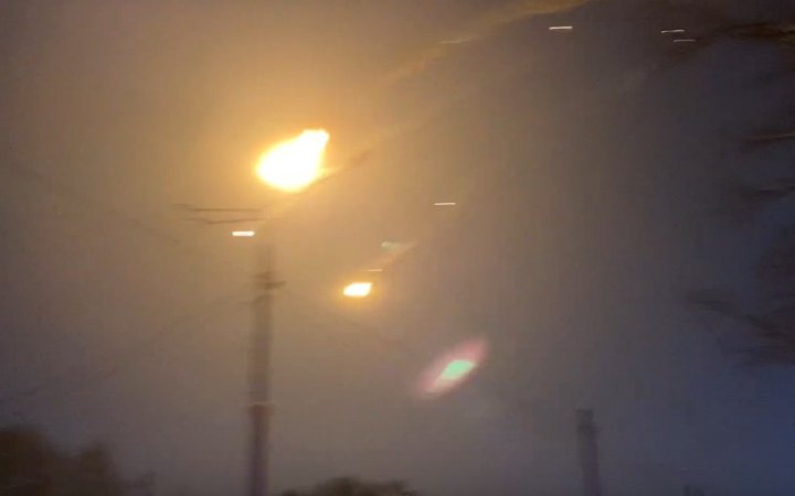 У Києві пролунали декілька вибухів. Уламки ракет пошкодили будинки, майданчик і підприємство (оновлено)