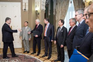 Порошенко поблагодарил послов стран G7 за поддержку Украины