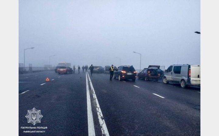 На в’їзді до Львова сталися три ДТП за участі 25 автомобілів