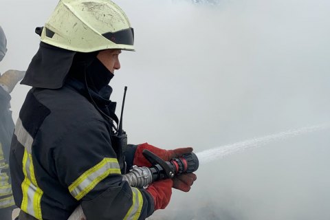 У Києві горів колектор теплотраси, чоловік отримав опіки