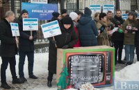 Под российским посольством в Киеве проходит акция в поддержку крымских татар