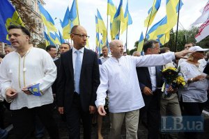Оппозиция с криками "Банду геть" выдвинулась на Софийскую