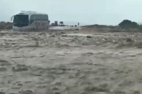 Автобус с украинскими туристами попал в "ловушку" вышедшего из берегов ручья в Израиле
