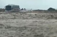 Автобус с украинскими туристами попал в "ловушку" вышедшего из берегов ручья в Израиле