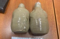 На кордоні з Росією затримали 71-річну жінку з двома пляшками наркотиків
