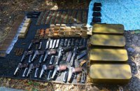 ​В заброшенном гараже в центре Мариуполя нашли оружие, украденное у Нацгвардии в 2014 году