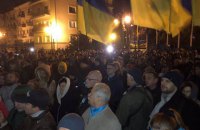 У Офиса президента проходит акция против разведения войск
