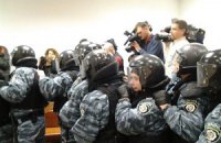 "Беркут" силой вытеснил депутатов из суда