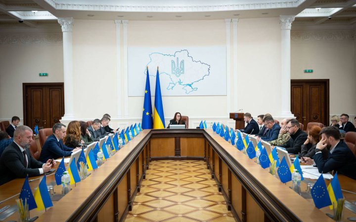 Діє урядова постанова про зміни у виїзді за кордон для низки жінок-посадовиць