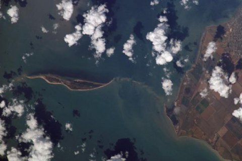 В аннексированном Крыму в "собственность" России "передали" часть острова Тузла