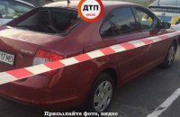В Киеве неизвестные обстреляли автомобиль, один человек ранен