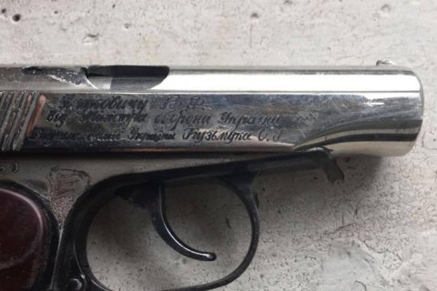 Затриманого з "пістолетом Януковича" київського поліцейського судитимуть за збут наркотиків