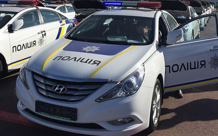 Поліція Києва розповіла про курйозні повідомлення на спецлінію 102: чоловік лізе на зірку та НЛО над столицею