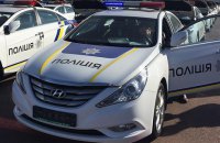 Поліція Києва розповіла про курйозні повідомлення на спецлінію 102: чоловік лізе на зірку та НЛО над столицею