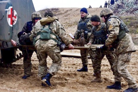 Один з військових, який учора підірвався на Донбасі, помер 