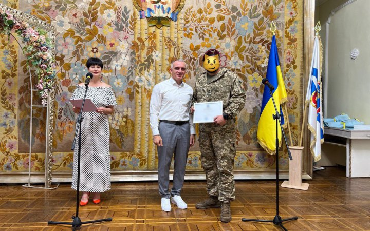 У Миколаєві до Дня міста 10 військових отримали грошові сертифікати на придбання житла
