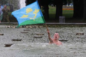 В Мариуполе десантники жестоко избили прохожего
