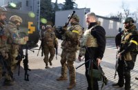 Порошенко передав теробороні броньований "Тритон" і ще партію кулеметів