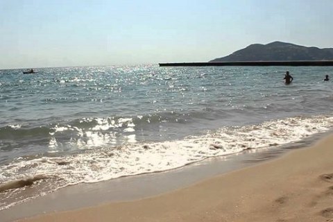 ​В Каннах француженку оштрафовали за хиджаб на пляже 