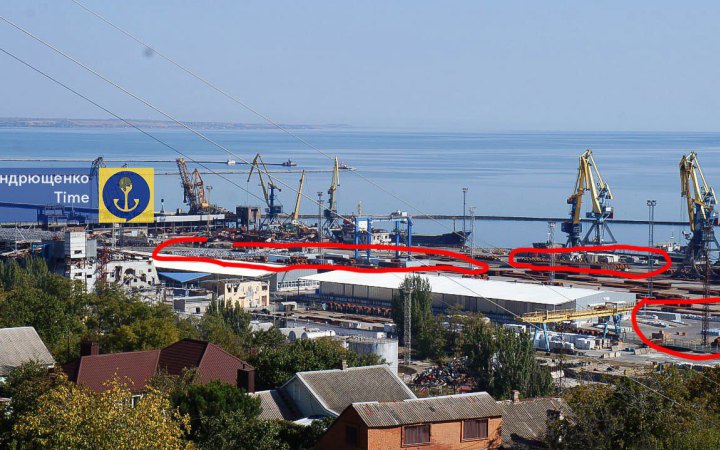 В окупованому Маріуполі загарбники завантажують одночасно три судна