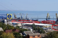 В окупованому Маріуполі загарбники завантажують одночасно три судна