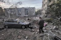 Вирва у дворах житлових будинків і потрощені авто: внаслідок атаки постраждав житловий район у Кременчуці (оновлено)