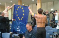 У Чехії проукраїнські активісти оголилися перед прем'єр-міністром