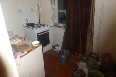 В Киеве женщина с ребенком около месяца прожила в квартире с трупом матери
