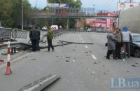 ДТП в Киеве: легковушка, протаранив отбойник, разбила два авто