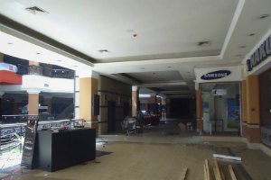 Владельцы магазинов в кенийском ТЦ обвинили силовиков в мародерстве