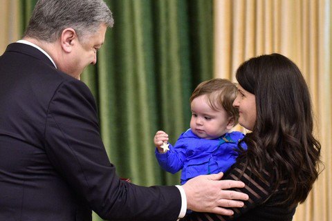 Порошенко передав "Золоту зірку" вдові загиблого в Авдіївці військового