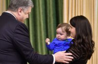 Порошенко передал "Золотую Звезду" вдове погибшего в Авдеевке военного