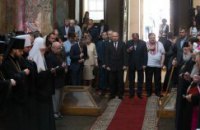 Турчинов, Яценюк і Бондаренко помолилися за Україну