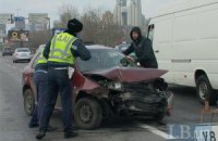 Южный мост в Киеве остановился из-за Skoda, влетевшей в отбойник