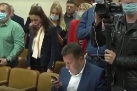 Нардеп Яценко, який повернувся до "Батьківщини", не встав під час виконання гімну України в Уманській міськраді 