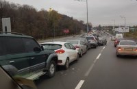 У Дарницкого моста в Киеве столкнулись 12 автомобилей 