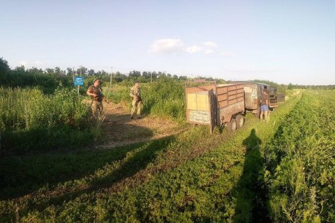 ​​На границе с РФ задержали "УАЗ" с 49 ящиками водки и рыболовным снаряжением на 200 тыс. гривен  