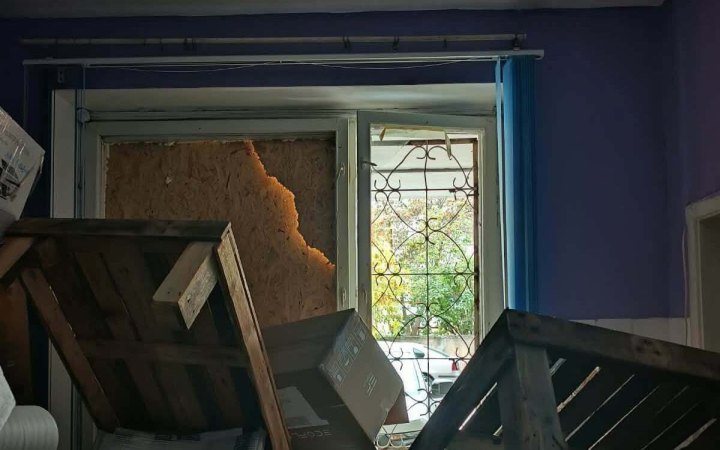 У Херсоні внаслідок російського авіаудару пошкоджено офіс Червоного Хреста