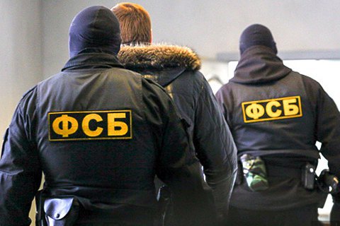 В России при обыске у 17-летнего подростка изъяли флаг Украины и книгу Немцова
