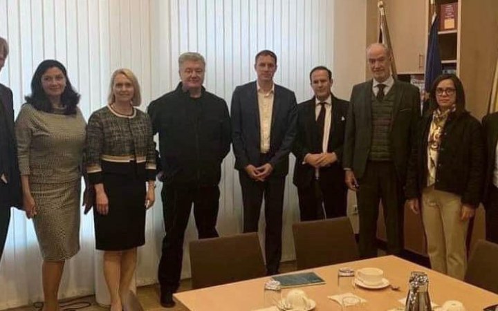 Порошенко зустрівся із послами "Сімки" та ЄС