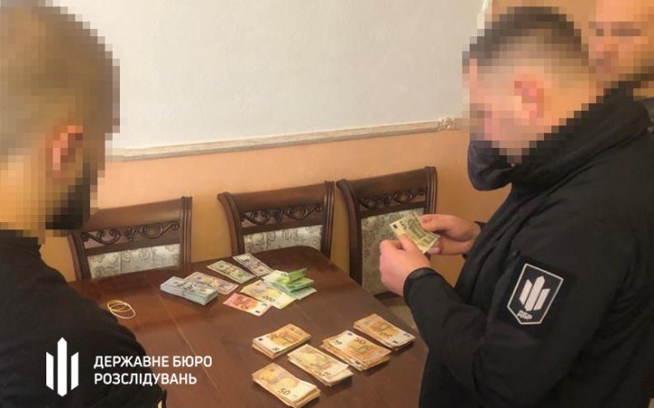 ДБР викрило у Чернівцях правоохоронця та працівника військкомату на організації виїзду ухилянтів за кордон